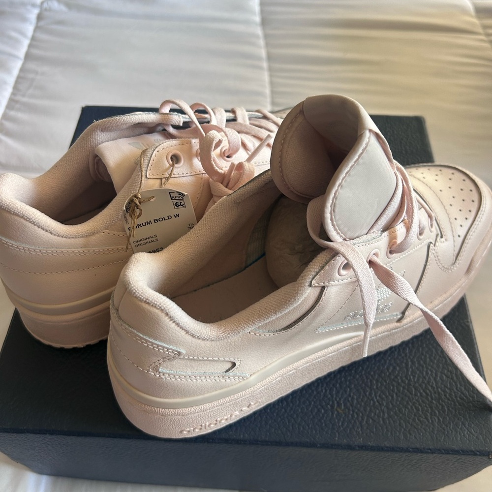 Adidas new in box - Picture 7 of 16